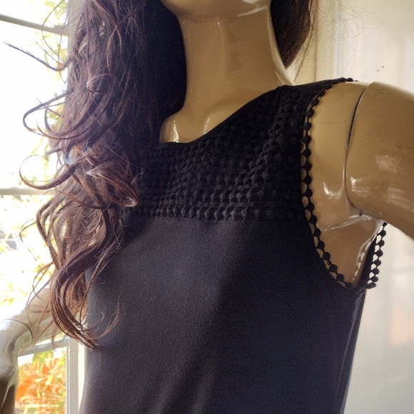 LIZ Claiborne Sleeveless Top with Lace at the Top, Black Color. - Picture 2 of 8